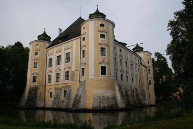 Gaestehaus Schloss Bernau Fischlham Exterior foto